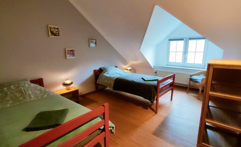 chambre avec deux lits individuels
