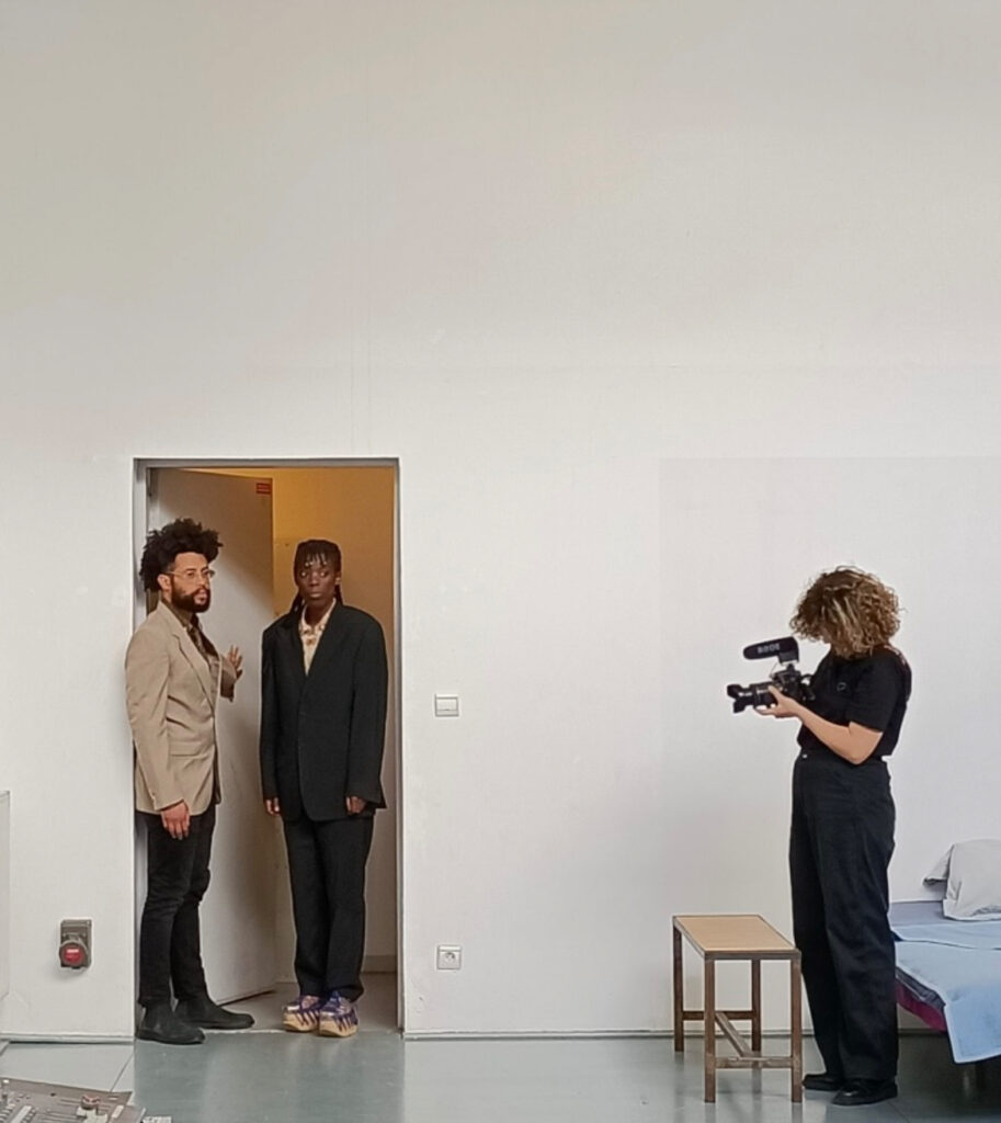 sophie dans l'encadrement d'une porte